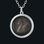 Collar Plateado Hermoso cisne negro con un brillante pico rojo<br><div class="desc">Un ambiente elegante y acogedor con un toque de clase. Un magnífico cisne negro flotando en un río. Los bordes suaves y los intensos tonos oscuros de esta foto contrastan marcadamente con este pico rojo intenso de los cisnes,  lo que hace de esto una impresionante,  sublime,  trascendente imagen natural.</div>