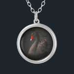 Collar Plateado Hermoso cisne negro con un brillante pico rojo<br><div class="desc">Un ambiente elegante y acogedor con un toque de clase. Un magnífico cisne negro flotando en un río. Los bordes suaves y los intensos tonos oscuros de esta foto contrastan marcadamente con este pico rojo intenso de los cisnes,  lo que hace de esto una impresionante,  sublime,  trascendente imagen natural.</div>