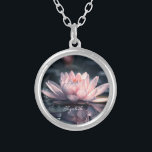 Collar Plateado Hermoso Lago Lotus<br><div class="desc">Hermoso loto en el lago.</div>