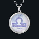 Collar Plateado Hermoso Rótulo de Astrología Libra Personalizado P<br><div class="desc">Este collar de lira púrpura y lavanda presenta tu signo astrológico del Zodiac en un brillo hermoso como las constelaciones. Personalizar este lindo regalo con tu nombre en escritura cursiva para alguien con un cumpleaños de finales de setiembre o principios de octubre.</div>