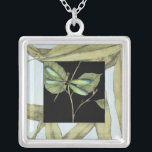 Collar Plateado Hojas con el ataque de la libélula por Jennifer Go<br><div class="desc">Este dibujo de hojas de Jennifer Goldberger presenta una entrada de una libélula sobre un fondo negro. El ambiente nocturno contrasta con el ambiente diurno de las hojas. ¡Descúbrelos!</div>