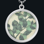 Collar Plateado Hojas y ramas en el fondo crema<br><div class="desc">Hojas y ramas verdes vibrantes descansan sobre un fondo crema en esta impresión de Jennifer Goldberger. A medida que la temporada cambia los colores de estas hojas se mantienen iguales,  aportando un poco de consistencia a tu vida.</div>