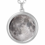 Collar Plateado Imagen de astronomía de luna llena<br><div class="desc">Luna llena con una imagen clara de la superficie de la luna. El círculo exterior proporciona incrementos de tiempo. Un collar perfecto para los astrónomos o los amantes de la astronomía.</div>
