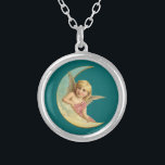 Collar Plateado Imagen vintage - Ángel sentado en una luna crecien<br><div class="desc">Un dibujo de cosecha dulce. Un ángel pacífico y amable parecido a un niño que descansa en la curva de una luna creciente sobre un fondo verde oscuro.</div>