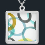 Collar Plateado Interbloqueando los círculos amarillos y azules<br><div class="desc">Una simple impresión de círculos amarillos y azules entrelazados de Megan Meagher. El fondo blanco permite que aparezcan los colores de los círculos. ¡Compra el tuyo hoy!</div>