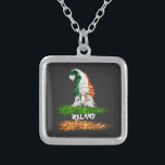 Collar Plateado *~* IRLANDA IRLANDA Bandera abstracta de GNOME<br><div class="desc">Tan genial como una deliciosa diversión patriótica orgullo irlandés bandera irlandesa GNOME sosteniendo un CORAZÓN con colores de bandera irlandesa. * IRELAND IRISH FLAG BRUSH STROKE Simple Resumen de los colores de la bandera IRLANDESA Green White y NARANJA. Resumen Popular Moderno Simple Colorido Creativo Whimsical Cute Divertido Patriótico Orgullo Irlandés...</div>