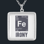 Collar Plateado Ironía irónica del FE del elemento químico<br><div class="desc">El FE del elemento es irónico.  Peridoically.  La química es divertida que manera,  hombre.</div>