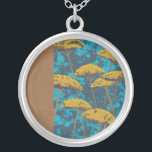 Collar Plateado Jardín de la flecha dorada con fondo azul<br><div class="desc">Las flores de mimbre dorada marcan la escena de este hermoso jardín. El fondo azul también da un toque de hojas diseminadas por todo el hotel. ¡Es como mirar una foto de Magic Eye excepto mucho más divertido!</div>