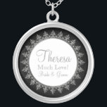 Collar Plateado Joya de Bridal Party Clásico Barroco Círculo de Na<br><div class="desc">PALETA DE COLOR: aspecto "metálico" negro, blanco y plateado. RECOPILACIÓN DE DISEÑO: Collar de novias para bodas o aniversario. Utilícelo para sus damas de honor, chica de flores y cualquier miembro de un partido nupcial. Esta original obra de arte ha sido diseñada para una moderna y contemporánea colección de bodas...</div>