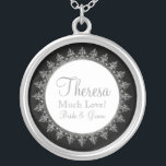 Collar Plateado Joya de Bridal Party Clásico Barroco Círculo de Na<br><div class="desc">PALETA DE COLOR: aspecto "metálico" negro, blanco y plateado. RECOPILACIÓN DE DISEÑO: Collar de novias para bodas o aniversario. Utilícelo para sus damas de honor, chica de flores y cualquier miembro de un partido nupcial. Esta original obra de arte ha sido diseñada para una moderna y contemporánea colección de bodas...</div>