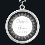 Collar Plateado Joya de Bridal Party Clásico Barroco Círculo de Na<br><div class="desc">PALETA DE COLOR: aspecto "metálico" negro, blanco y plateado. RECOPILACIÓN DE DISEÑO: El collar de la novia para bodas o aniversario. También disponible en una dama de honor, una sirvienta y una versión de fiesta nupcial. Esta original obra de arte ha sido diseñada para una moderna y contemporánea colección de...</div>