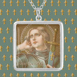 Collar Plateado Juana de Arco (JM 28)<br><div class="desc">San Juana de Arco, la "doncella de Orleans", es la santa patrona de las mujeres que sirven en el ejército. En esta descripción, se enfatiza su carrera militar. San Juan está vestido con una armadura de placas contemporánea del siglo XV y carga una espada en un scabbard ornamentado con fleur...</div>