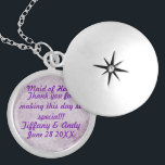 Collar Plateado Keepsake boda locket<br><div class="desc">Un fondo morado floral con bello texto morado personalizado. Esta es la manera perfecta de agradecer a las maravillosas mujeres que tuvieron esos trabajos muy especiales en su día de bodas. Podría ser un regalo para la madre de la novia o del novio, las damas de honor, la dama de...</div>