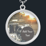 Collar Plateado Kit de tambor Personalizar personalizado de roca d<br><div class="desc">Kit de tambores negros a la luz del sol Perfecto para el baterista que ama una pequeña roca y rollo en su vida

Esto es perfecto para personalizar y personalizar con su nombre de banda,  letras,  fecha,  nombre,  o cualquier otra cosa que su corazón desee...  ¡Las posibilidades son infinitas!</div>