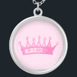 Collar Plateado La corona de la princesa magenta sobre fondo rosad<br><div class="desc">¡Ningún juego de disfraces está completo sin corona! Ayude a su hijo a recordar qué tan princesa es con esta copia magenta de Vision Studio. ¡Descúbrelos!</div>