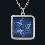 Collar Plateado La estrella de David judía brilla<br><div class="desc">Personalícelo con la inicial/el nombre del beneficiario o suprímalo si usted lo tendría bastante sin texto. Diseño original por el riverme* ©2012.</div>