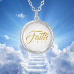 Collar Plateado La fe sobre el miedo el oro y el blanco<br><div class="desc">Diseño de texto de juegos de palabras visuales con la primera línea en un tipo de letra fuerte y hermoso impreso en negrita sobre la segunda línea de letras pequeñas de espacio amplio. Mantén el dicho inspirador 'Fe sobre miedo' para un regalo de ánimo, o usa la plantilla de texto...</div>
