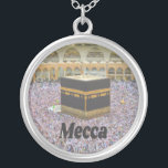 Collar Plateado La Meca Arabia Saudita La ciudad más sagrada del I<br><div class="desc">La Meca Arabia Saudita La ciudad más sagrada del Islam,  Kaaba Masjid al-Haram,  la Mezquita Sagrada,  rodea la Kaaba (la estructura cúbica cubierta de tela que es el santuario más sagrado del Islam).  Está lleno de musulmanes pues son los únicos permitidos mientras hacen su peregrinación anual llamada Hajj.</div>