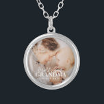 Collar Plateado La mejor abuela del mundo desde la fotografía de M<br><div class="desc">Este diseño simple y moderno se compone de tipografía de la cadena y cursiva y añade una foto personalizado</div>