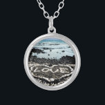 Collar Plateado La playa de arena negra de Hawái ama la foto del c<br><div class="desc">Relájese y disfrute de la belleza de esta prístina playa de arena negra de la Isla Grande, siempre que use este collar de encanto fotográfico que representa un corazón "amoroso" descubierto en la costa hawaiana. Me siento afortunado de haber visto este corazón hecho de rocas de coral, mientras caminaba esta...</div>