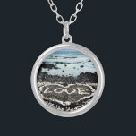 Collar Plateado La playa de arena negra de Hawái ama la foto del c<br><div class="desc">Relájese y disfrute de la belleza de esta prístina playa de arena negra de la Isla Grande, siempre que use este collar de encanto fotográfico que representa un corazón "amoroso" descubierto en la costa hawaiana. Me siento afortunado de haber visto este corazón hecho de rocas de coral, mientras caminaba esta...</div>