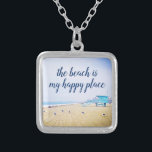 Collar Plateado La playa es mi lugar feliz Script CA Ocean Landsca<br><div class="desc">"La playa es mi lugar feliz". Recuérdese el fresco olor a sal del aire del océano. Relájese, respire y explore la soledad de una playa vacía de California cada vez que utilice este impresionante collar de fotos de color pastel. Este collar se presenta en pequeños, medianos y grandes tamaños, así...</div>