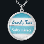 Collar Plateado La turquesa Sandy toca con la punta del pie el<br><div class="desc">Esta diversión y collar plateado plata tropical se acentúa con el refrán lindo "besos salados de los dedos del pie de Sandy" en una turquesa y un fondo rayado blanco,  haciendo le un regalo dulce para la novia,  las damas de honor o florista.</div>