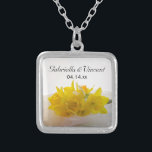 Collar Plateado Ladrillos amarillos en la boda de la Primavera Bla<br><div class="desc">Los elegantes Daffodils Amarillos sobre el collar de puentes de la boda de primavera blanca hacen un regalo único y personalizado para la novia. Este collar de boda botánico personalizado presenta una fotografía floral de un ramo de flores de daffodilo amarillas con un velo de novia blanco dentro de un...</div>