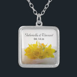 Collar Plateado Ladrillos amarillos en la boda de la Primavera Bla<br><div class="desc">Los elegantes Daffodils Amarillos sobre el collar de puentes de la boda de primavera blanca hacen un regalo único y personalizado para la novia. Este collar de boda botánico personalizado presenta una fotografía floral de un ramo de flores de daffodilo amarillas con un velo de novia blanco dentro de un...</div>