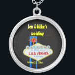 Collar Plateado Las Vegas que casa el recuerdo<br><div class="desc">Un collar de Las Vegas diseñó para las porciones de opciones para las opciones personalizadas,  celebrar cualquier ocasión de un boda a un cumpleaños especial.</div>