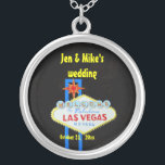 Collar Plateado Las Vegas que casa el recuerdo<br><div class="desc">Un collar de Las Vegas diseñó para las porciones de opciones para las opciones personalizadas,  celebrar cualquier ocasión de un boda a un cumpleaños especial.</div>