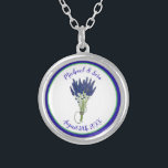 Collar Plateado Lavender Bunch Garden Fiesta Boda ducha de novia<br><div class="desc">El diseño presenta un original ilustracion de marca de un grupo de lavanda morada, un alimento básico de jardín popular como planta ornamental y hierba culinaria. La flor de lavanda perenne (lavandula) es conocida por su aroma fragante. Se usa fresca, seca y como aceite esencial en medicina y cosmética. Ideal...</div>