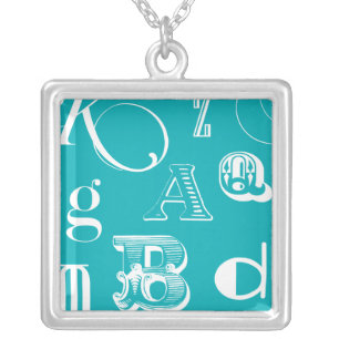 Collar Plateado Letras decorativas sobre fondo azul