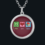 Collar Plateado Libros del amor de la paz<br><div class="desc">Un regalo lindo del navidad del bibliotecario que ofrece un signo de la paz, el corazón, y una pila de novelas. Los libros del amor de la paz hacen un buen presente para un autor, un escritor, o un novelista. Diseño del ratón de biblioteca de la diversión para un profesor....</div>