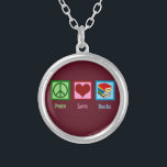 Collar Plateado Libros del amor de la paz<br><div class="desc">Un regalo lindo del navidad del bibliotecario que ofrece un signo de la paz, el corazón, y una pila de novelas. Los libros del amor de la paz hacen un buen presente para un autor, un escritor, o un novelista. Diseño del ratón de biblioteca de la diversión para un profesor....</div>