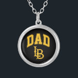 Collar Plateado Long Beach State Dad<br><div class="desc">Mira estos diseños de Long Beach de la Universidad Estatal de California. Muestra tu Orgullo Estatal de California con estos nuevos productos de la Universidad. Estos son los regalos perfectos para el estudiante, alumno, familia, amigo o fan de Long Beach en su vida. Todos estos productos de Zazzle están en...</div>