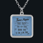 Collar Plateado Los Jugadores Del Bunco Tienen Talento Con La Coro<br><div class="desc">Los jugadores de Bunco tienen talento pueden hablar y tirar dados al mismo tiempo cita original de Artinspired . Divertido dicho de bunco. El diseño presenta una tipografía de estilo vintage y una corona para el Bunco Queen. Algunos diseños presentan un fondo de papel antiguo.</div>