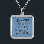 Collar Plateado Los Jugadores Del Bunco Tienen Talento Con La Coro<br><div class="desc">Los jugadores de Bunco tienen talento pueden hablar y tirar dados al mismo tiempo cita original de Artinspired . Divertido dicho de bunco. El diseño presenta una tipografía de estilo vintage y una corona para el Bunco Queen. Algunos diseños presentan un fondo de papel antiguo.</div>
