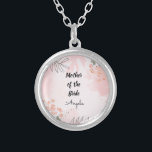 Collar Plateado Madre de la novia texto editable<br><div class="desc">Este hermoso y elegante collar para la madre de la novia incluye un guión escrito a mano con rapidez en negro y un lugar editable para su nombre.</div>