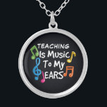 Collar Plateado Maestra Escolar Música A Mi Personalizado Oídos<br><div class="desc">Diseño escolar personalizado para un profesor de escuela con una cita genial. La "Enseñanza" se puede personalizar para cualquier ocupación haciendo clic en el botón "Personalizar" mientras que el resto de los diseños brillantes en negrita están establecidos. Añade tu propia ocupación que te gusta a esto para convertirla en única...</div>