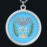 Collar Plateado Magen persa David Menorah<br><div class="desc">Esta imagen fue adaptada de una antigua teja judía persa y cuenta con una menorah con un Magen David (Estrella de David) enmarcado por ramas de olivo. Se han conservado las imperfecciones de la imagen original pintada a mano.</div>