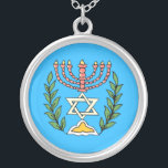 Collar Plateado Magen persa David Menorah<br><div class="desc">Esta imagen fue adaptada de una antigua teja judía persa y cuenta con una menorah con un Magen David (Estrella de David) enmarcado por ramas de olivo. Se han conservado las imperfecciones de la imagen original pintada a mano.</div>