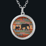 Collar Plateado Mamá del modelo del adorno africano y elefante<br><div class="desc">Silueta del elefante de la mamá y del bebé en modelo decorativo colorido del adorno africano. Idea preciosa de los regalos para la mamá.</div>