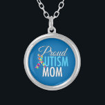 Collar Plateado Mamá orgullosa del autismo<br><div class="desc">Un regalo hermoso de la conciencia del autismo para una madre que ama su hijo o hija autístico. La A en autismo es la cinta de la conciencia del pedazo del rompecabezas al lado de texto azul en un fondo azul bonito.</div>