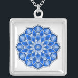 Collar Plateado Mandala en azul<br><div class="desc">Mientras que la mandala se originó en la India,  hoy la belleza de los mandalas modernizados son adecuados para muchos objetos en el hogar,  así como para decoraciones en ropa. Nota: hay una variedad de productos con este diseño adecuado para su hogar o función,  y mandalas en otros colores.</div>