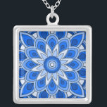 Collar Plateado Mandala en azul<br><div class="desc">Mientras que la mandala se originó en la India,  hoy la belleza de los mandalas modernizados son adecuados para muchos objetos en el hogar,  así como para decoraciones en ropa. Nota: hay una variedad de productos con este diseño adecuado para su hogar o función,  y mandalas en otros colores.</div>