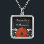 Collar Plateado Margarita anaranjada del Gerbera con la voluta<br><div class="desc">La colección a juego de buen gusto, elegante y con clase ofrece el fondo negro con las volutas que remolinan sutiles, y un diseño blanco vivo del primero plano del remolino con la flor anaranjada vibrante de la margarita del gerber del gerbera. Perfectamente elegante para un boda de la caída...</div>