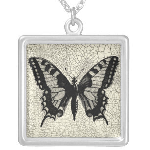 Collar Plateado Mariposa negra y blanca en fondo roto