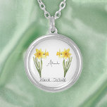 Collar Plateado Marzo de las flores de nacimiento Daffodil<br><div class="desc">Flor del mes de nacimiento Marzo Collar de Daffodil con un ilustracion de flores daffodil. Debajo de las flores, el nombre "Alexandra" está escrito en un elegante tipo de letra. Debajo del nombre, se indica "Marcha - Daffodil", lo que indica que el mes de nacimiento de Alexandra es marzo y...</div>