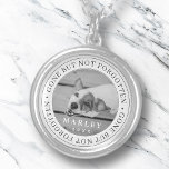 Collar Plateado Mascota memorial se fue pero no olvidó la foto mod<br><div class="desc">Este diseño simple y clásico está compuesto por tipografía de la síspera y agrega una foto personalizado. "Se fue pero no se olvidó"</div>